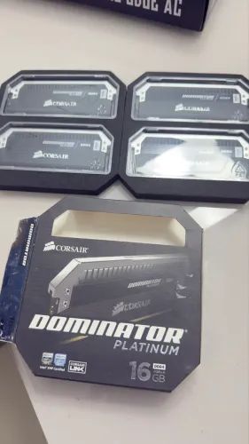 Memória DDR4 Corsair Dominator 16GB(4x4GB) 2666Mhz