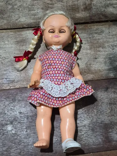 Boneca Chapéuzinho vermelho antiga da Atma. Vestido nao e original. So tem um sapato.