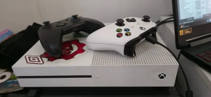 XBOX ONE S 1TB + 2 CONTROLES