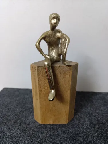 Escultura - estatueta em madeira e metal