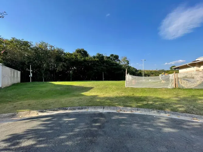 Terreno à venda no Condomínio Vila dos Plátanos em Campinas - SP.
