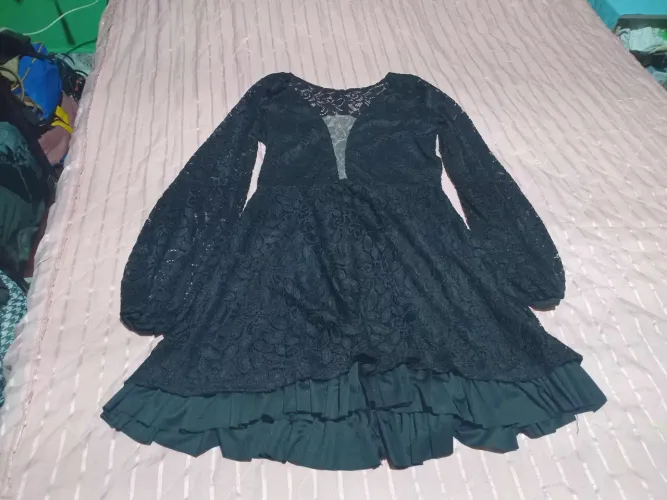 Vestido preto de renda com forro