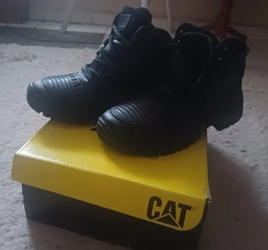 Bota CAT nova.