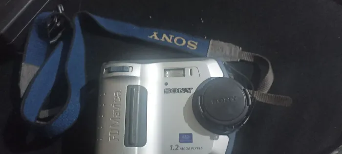 Camera Sony antiga funcionando faço desconto pra vir buscar..