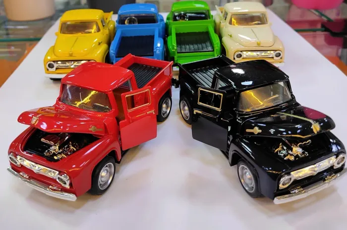 Carrinhos colecionáveis e chaveirinhos