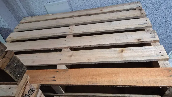 Pallets seminovos medida 1.20 por 0.80 centímetros, madeira eucalipto, entregamos.