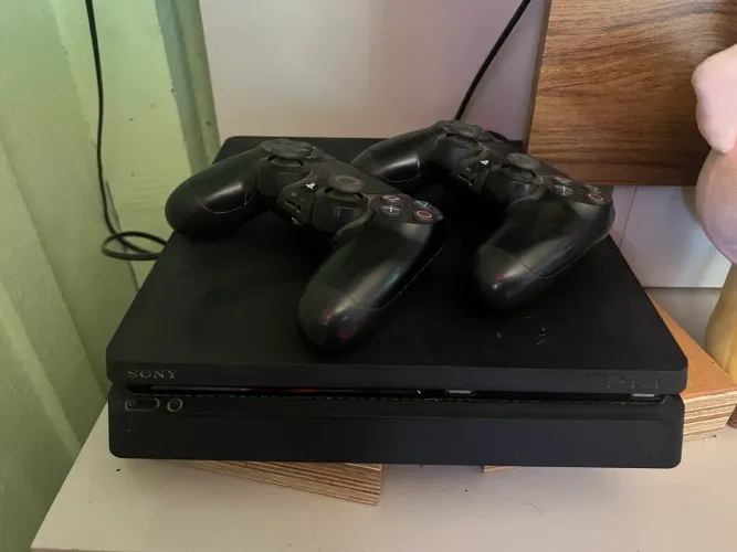Vendo ps4 + 10 jogos e 2 controles originais 