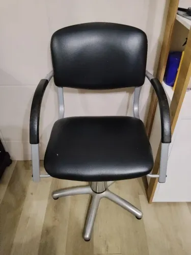 Cadeira de Salão Profissional e Elegante - Conforto e Qualidade para o Seu Negócio