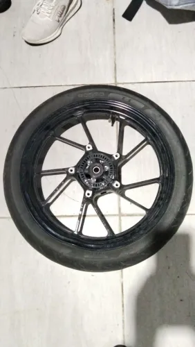 Pneu e Roda Dianteira FZ15/R15 BARBADA