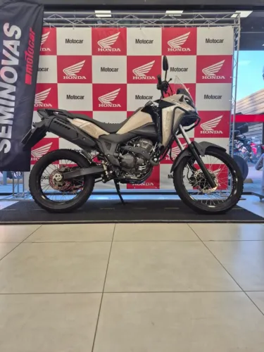 Honda Sahara 300 Adventure com apenas 6.959 km.