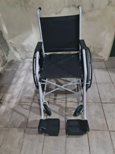 Cadeira de rodas em bom estado de conservação