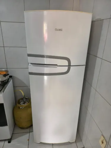 Vende-se geladeira semi-nova