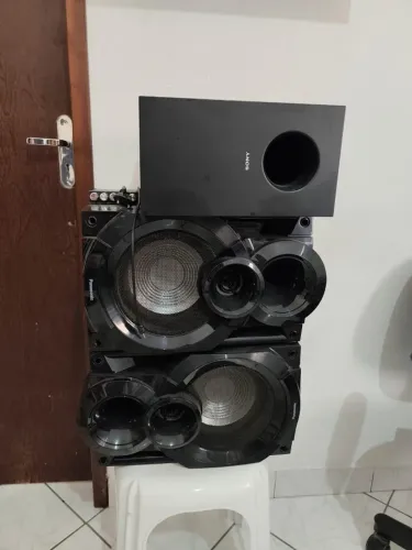 Som (amplificador, duas caixas e um subwoofer)