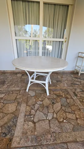 Mesa com Tampo de mármore branco