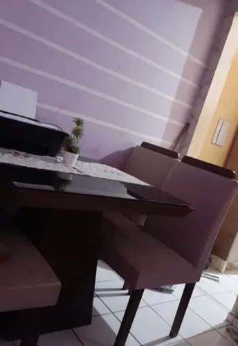 Mesa com 4 cadeiras