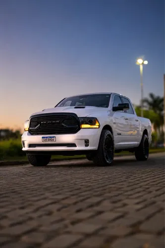 Ram Classic Laramie Night Edition 5.7 V8 16V Gasolina 4X4 Aut. 2022
