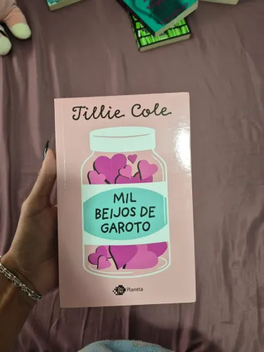 livro mil beijos de garoto, capa exclusiva, com algumas marcações