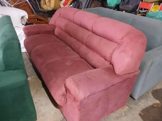 Vende - se estofado de 3 lugares. 
