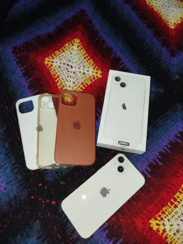 iPhone 13 , 128gb semi novo acompanha capinhas e carregador e fone sem fio 