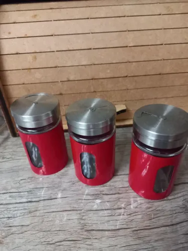 Lindos 3 potinhos de vidro e tampa inox .pequenos não faço entregas. Valor 25