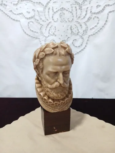 Antiga Estatueta De Resina Do Poeta Camões 