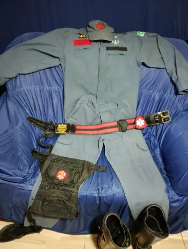 Roupa de bombeiro com bota 