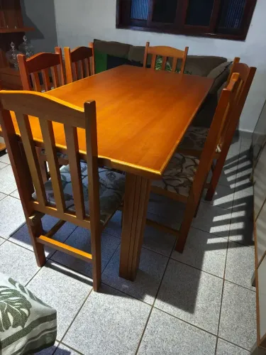 Mesa com 6 cadeiras em madeira