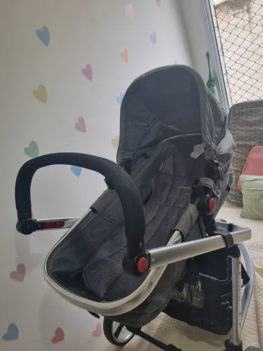 Carrinho de bebê com Moisés