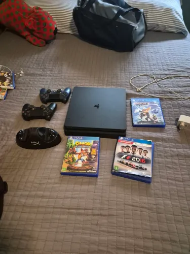 PS4 500GB MAIS DOIS CONTROLES( 1 ORIGINAL) MAIS CARREGADOR MAIS 3 jogos oficiais