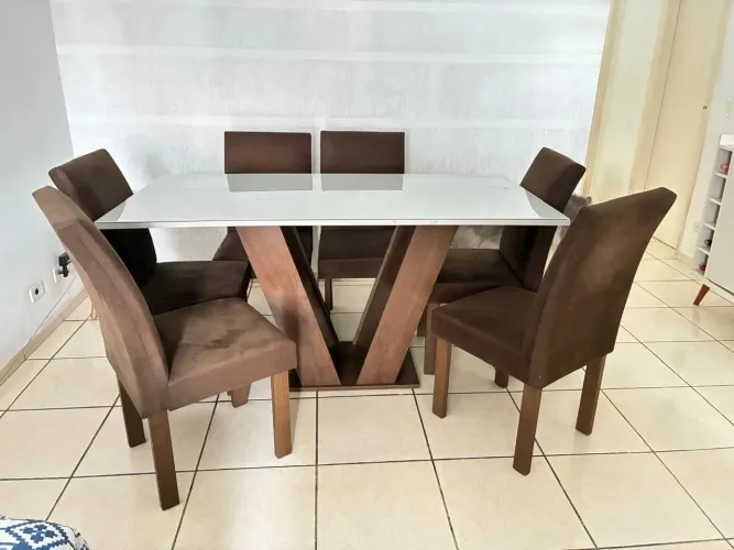 Mesa com 6 cadeiras