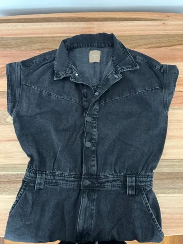 Macacão Jeans Preto - Marca Ashua, modelo plus size, tamanho 48