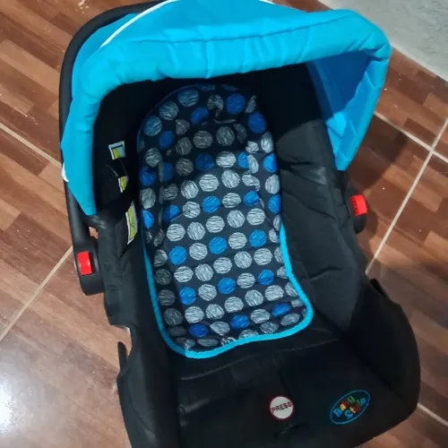 Vendo Bebê conforto azul (Seminovo) sem muitas marcas de uso 
