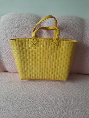 Bolsa de praia em palha trançada na cor amarela, perfeitas para praia, compra ou dia a dia