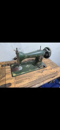 Máquina de Costura Antiga GRAND Vintage com Mesa e Pedal