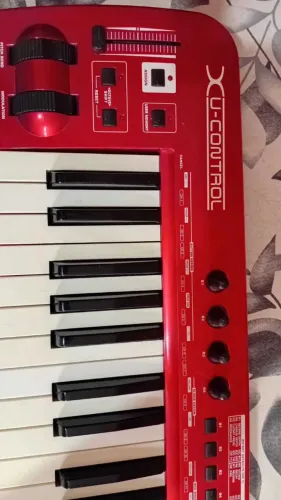 Teclado Controlador MIDI Behringer UMX490 - Vermelho 