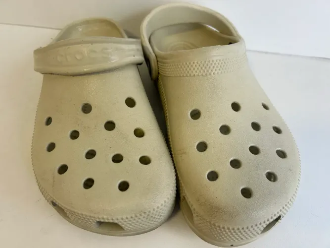 Crocs bege tamanho 38