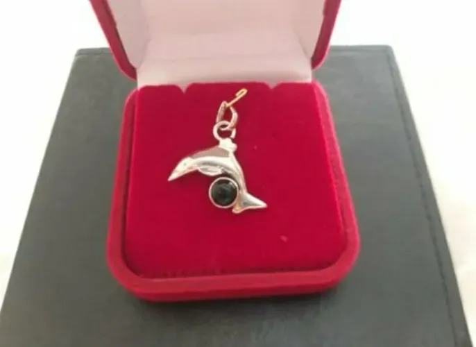 PINGENTE EM PRATA 925, COM DESIGN DE GOLFINHO, ADORNADO COM UMA PEDRA ÔNIX. NOVO.