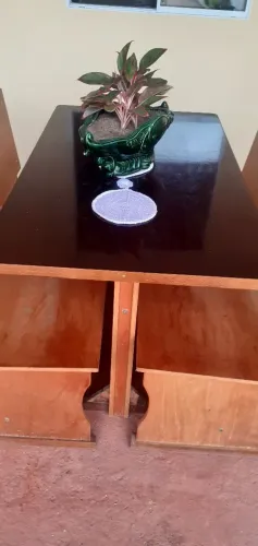 Conjinto de Mesa e bancos em madeira