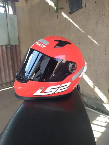 Capacete LS2 700$ troco em iPhone ou pé de galinha da pop