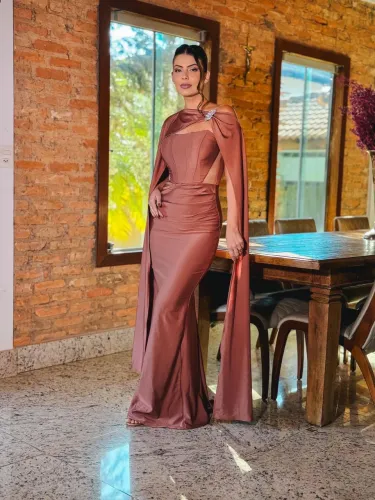 Vestido  Longo de festa com capa cor marrom .