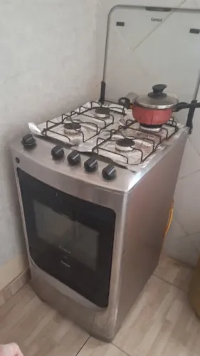 Cozinha com fogão de 4 boca e forno