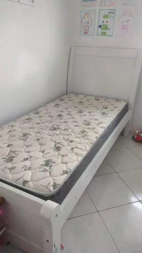 Vendo cama solteiro e berço 