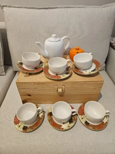 Conjunto de Chá e Café com Xícaras, Pires, Bule e Saleiro