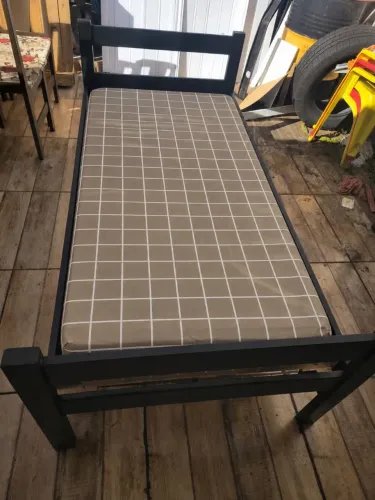 Cama de madeira e colchão
