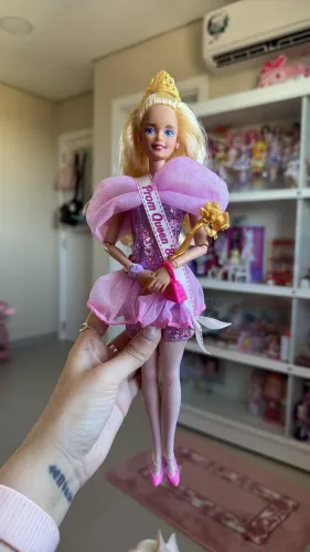 Boneca barbie rewind signature