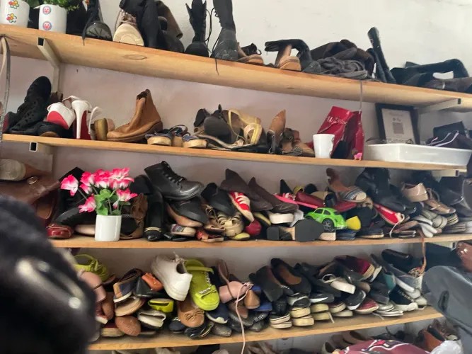 Vende se roupa e sapato