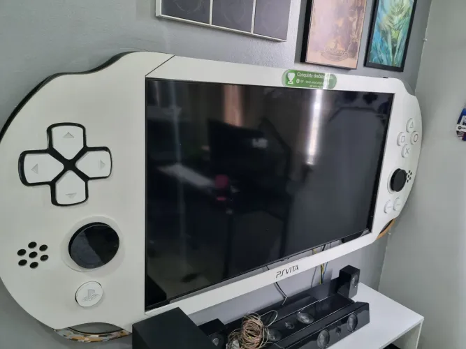 Painel de TV de 55 polegadas no formato do  PS Vita , os leds dos botões ligam ao ligar tv