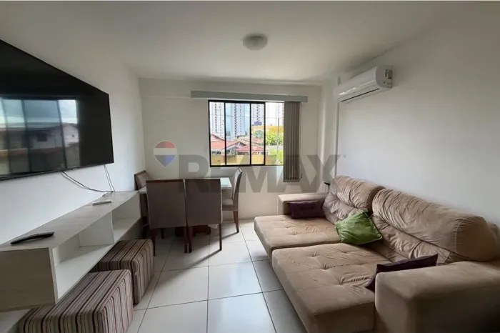 Quarto e sala com armarios embutidos
