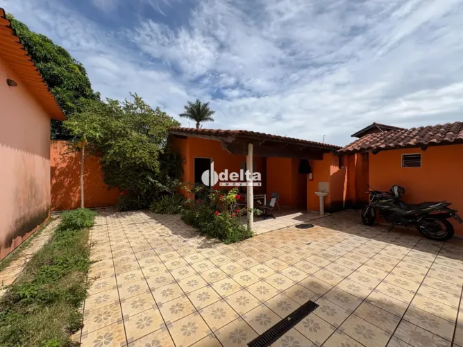 Casa Comercial disponível para locação no bairro Umuarama em Uberlândia-MG