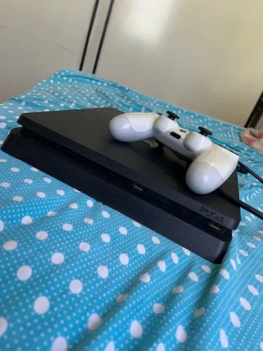 PS4 SLIM 1TB com dois jogos mídia física 